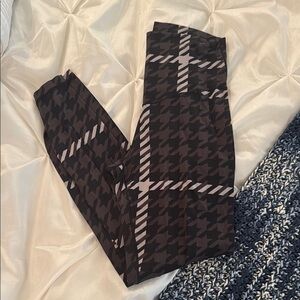 Aerie Black and Gray Houndstooth Leggings